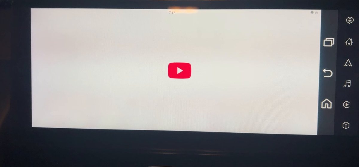 ホーム画面でYouTubeをタップすると、カーナビの画面にYouTubeの起動画面が表示される