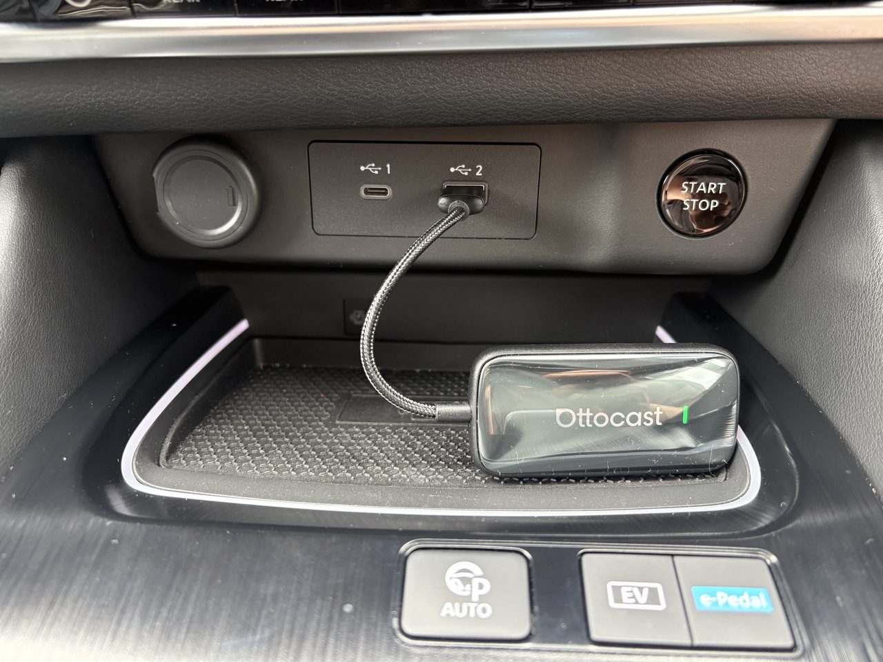 日産エクストレイル2024年式Gグレードのセンターコンソールで、オットキャスト本体をUSB 2(Type-A)に接続し緑のランプが点灯している