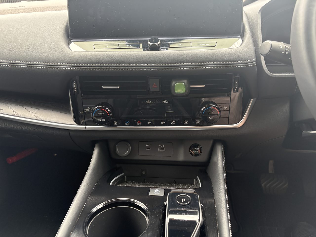 日産エクストレイルのUSBポートの位置。ナビ画面とエアコン操作パネルの下、センターコンソール前方にUSB 1とUSB 2が並んでいる