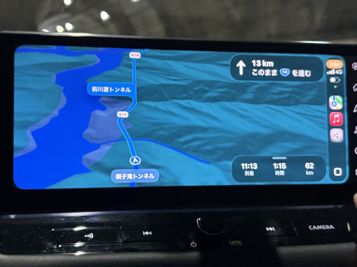 CarPlay画面のApple Mapsで夜の高速道路を案内中