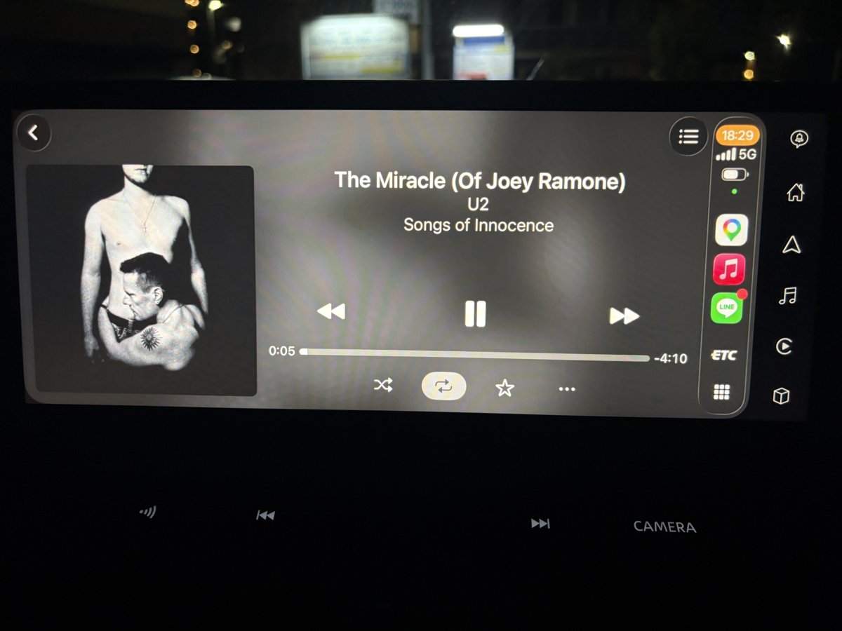 CarPlay画面でApple Musicを再生中