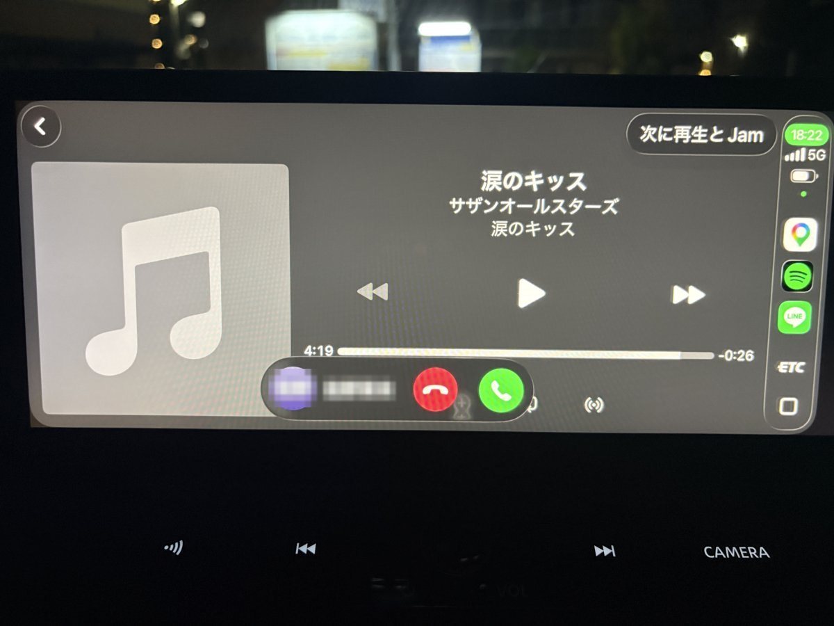 CarPlay画面にLINE通話の着信が表示されている