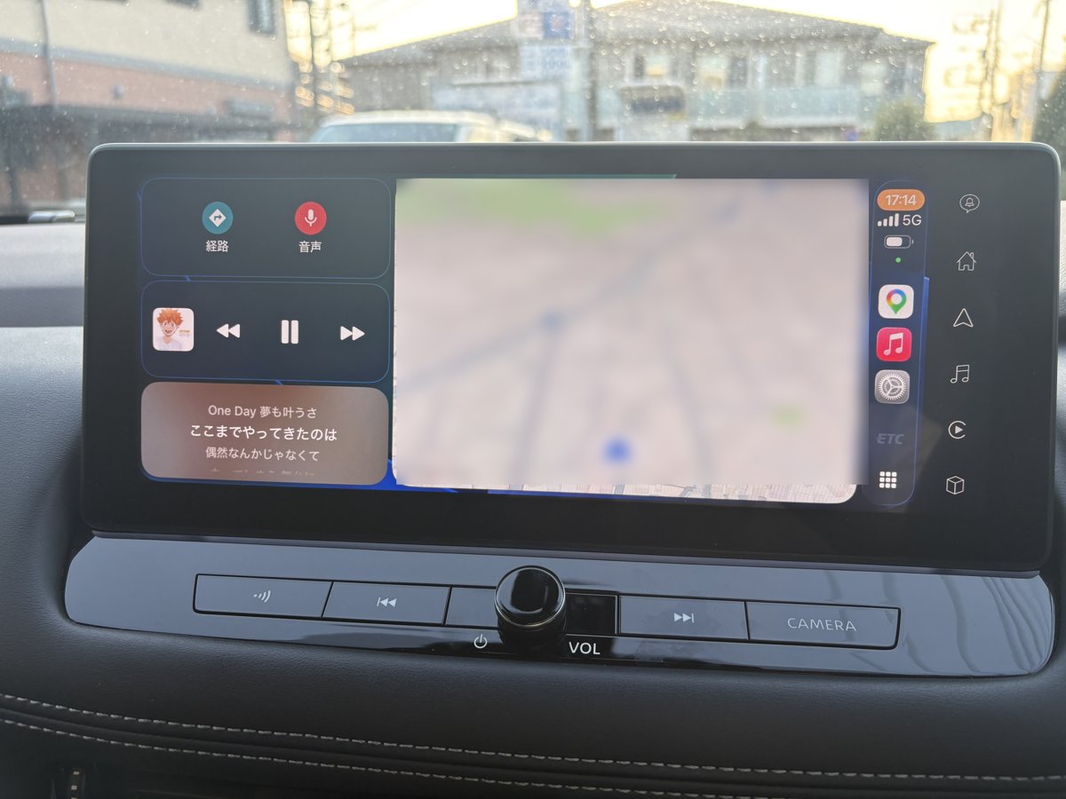CarPlayのダッシュボード。右にGoogle Maps、左に再生中の音楽とDynamic Lyricsの歌詞ウィジェット
