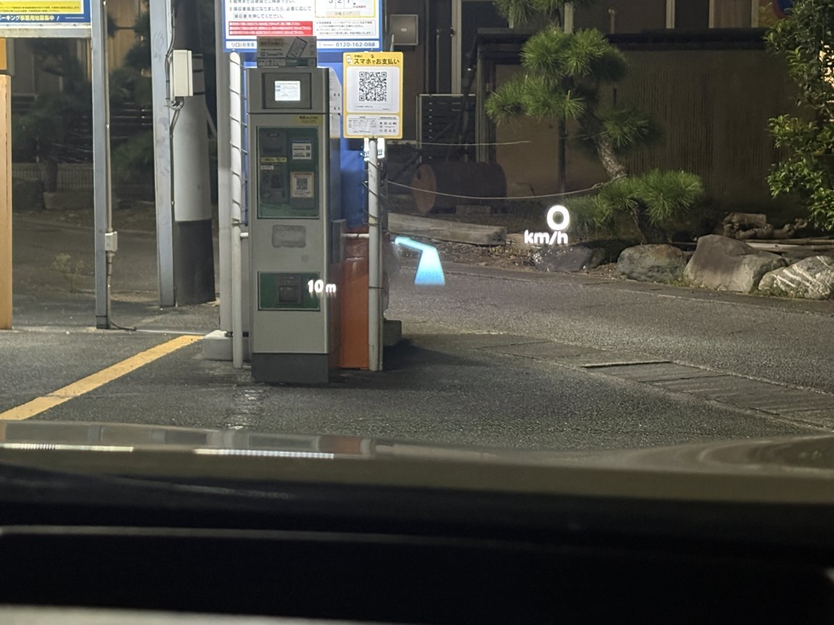 純正ナビ案内中に運転席正面の表示(ヘッドアップディスプレイ)へ矢印が投影されている
