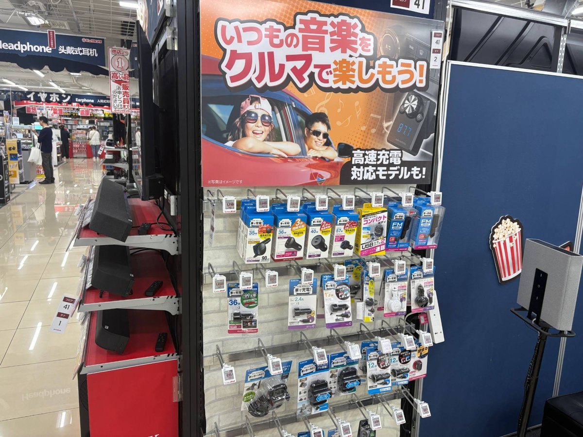 ビックカメラ新宿東口店のカー用品の棚。FMトランスミッターや車載充電器が中心でオットキャストはない