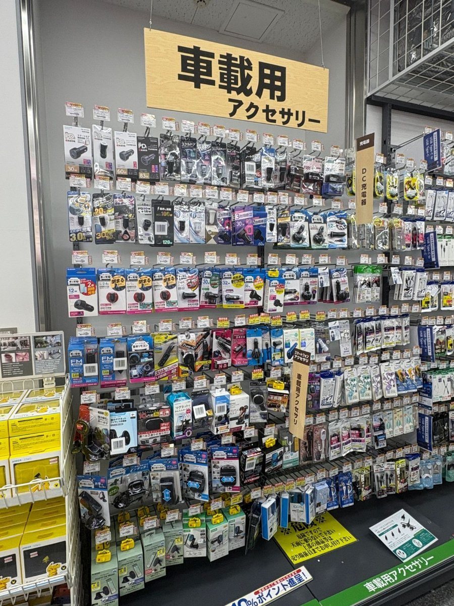 ヤマダデンキLABI新宿西口館の車載用アクセサリーの壁面。オットキャストは見当たらない