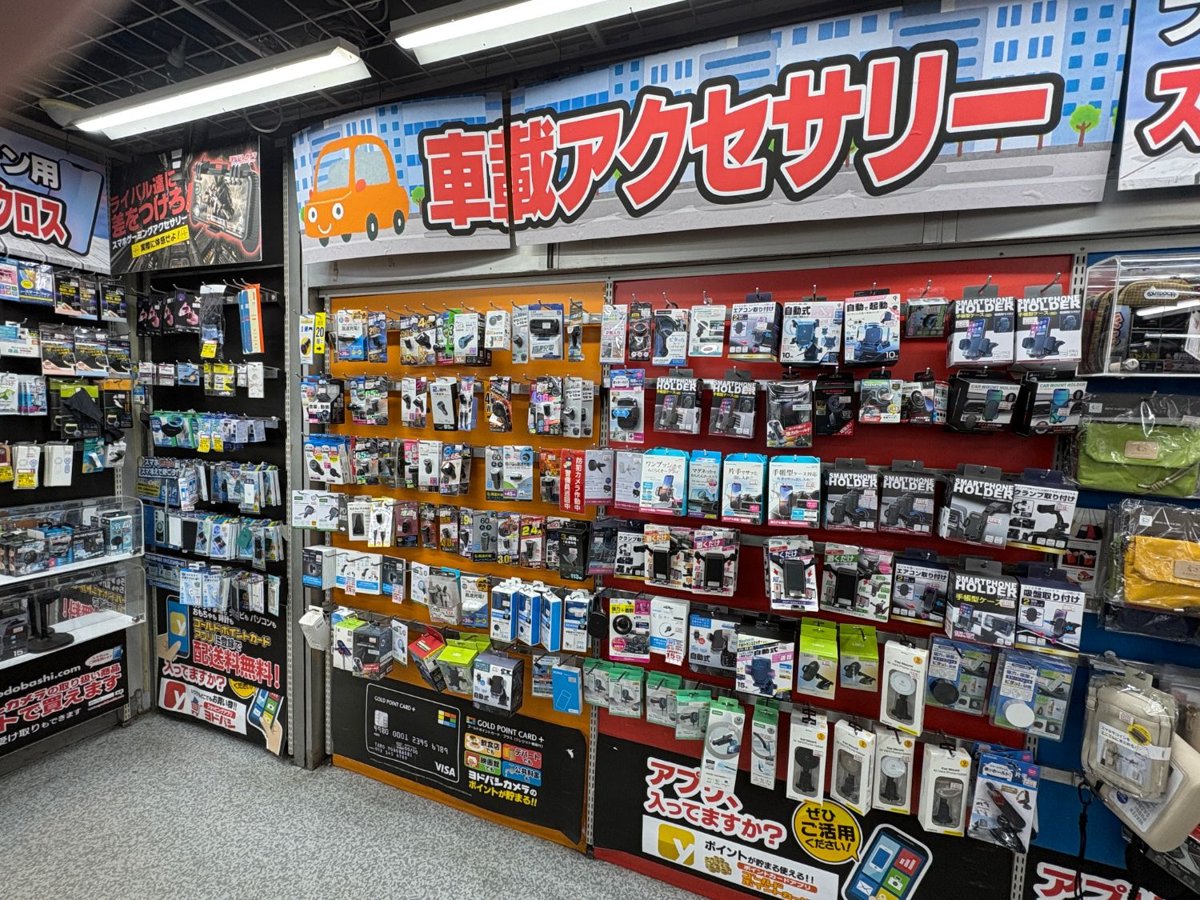 ヨドバシカメラ新宿西口本店の車載アクセサリー売場。スマホホルダーや充電器が並び、オットキャストは置いていない