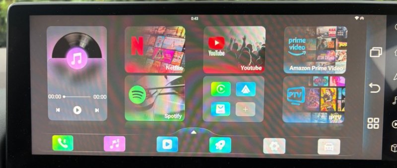 カーナビの画面にPlay2Video Ultraのホーム画面。YouTubeやNetflixのアイコンが並ぶ